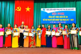 An Khê khen thưởng 15 cá nhân tiêu biểu thực hiện Đề án 939. Ảnh: Thế Huynh