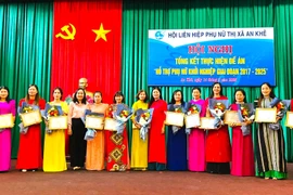 An Khê khen thưởng 15 cá nhân tiêu biểu thực hiện Đề án 939. Ảnh: Thế Huynh