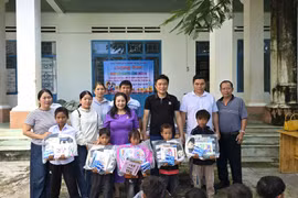 Tặng 100 suất quà và thẻ BHYT cho học sinh nghèo xã Chư Krey 