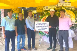 Công ty Thủy điện An Khê-Ka Nak hỗ trợ kinh phí cho gia đình nam sinh đuối nước tử vong. Ảnh: Thu hoài