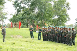 Trung đoàn 1 khai mạc hội thi cán bộ trung đội trưởng huấn luyện kỹ thuật chiến đấu bộ binh giỏi. Ảnh: Hoa lê