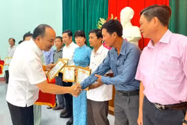 Khen thưởng 109 cán bộ, công chức có nhiều đóng góp cho sự phát triển huyện Kông Chro. Ảnh: Phương Liên