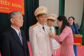 Đảng ủy phường An Khê trao Huy hiệu Đảng cho 20 đảng viên. Ảnh: Ngọc Minh