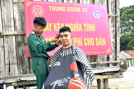 Trung đoàn 38 giúp dân bằng những việc làm thiết thực. Ảnh: Ngọc Minh
