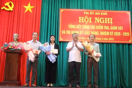 An Khê: Khen thưởng 8 tập thể, cá nhân xuất sắc trong thực hiện công tác kiểm tra, giám sát và kỷ luật của Đảng. Ảnh: Ngọc Minh