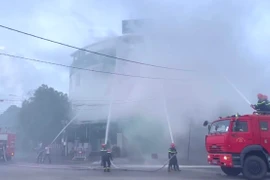 Thực tập phương án chữa cháy và cứu nạn, cứu hộ tại Phòng giao dịch Đông Gia Lai. Ảnh: Hà Bắc