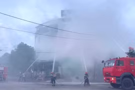 Thực tập phương án chữa cháy và cứu nạn, cứu hộ tại Phòng giao dịch Đông Gia Lai. Ảnh: Hà Bắc