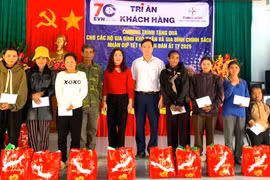 Công ty Thủy điện An Khê-Ka Nak tặng 150 suất quà cho hộ nghèo, người có hoàn cảnh khó khăn ở Kbang. Ảnh: Thu Hoài