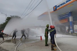 Thực tập phương án chữa cháy và cứu nạn cứu hộ tại Petrolimex-cửa hàng 28. Ảnh: Hà Bắc