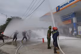 Thực tập phương án chữa cháy và cứu nạn cứu hộ tại Petrolimex-cửa hàng 28. Ảnh: Hà Bắc