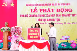 Đak Pơ tiếp nhận hơn 181 triệu đồng để xóa nhà tạm, nhà dột nát. Ảnh: Lan Anh