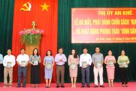 An Khê ra mắt cuốn sách “Địa chí An Khê” và phát động phong trào “Bình dân học vụ số”. Ảnh: Ngọc Minh