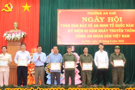 Phường An Khê khen thưởng 7 cá nhân, tập thể có thành tích xuất sắc trong phong trào toàn dân bảo vệ an ninh Tổ quốc. Ảnh: Ngọc Minh
