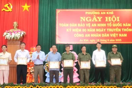 Phường An Khê khen thưởng 7 cá nhân, tập thể có thành tích xuất sắc trong phong trào toàn dân bảo vệ an ninh Tổ quốc. Ảnh: Ngọc Minh