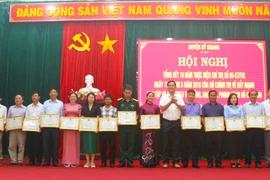 Kbang khen thưởng 51 tập thể, cá nhân học tập và làm theo gương Bác. Ảnh: Hà Duyệt