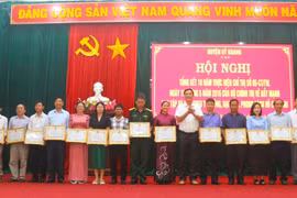 Kbang khen thưởng 51 tập thể, cá nhân học tập và làm theo gương Bác. Ảnh: Hà Duyệt