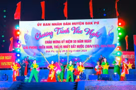 Đak Pơ: Chương trình văn nghệ chào mừng kỷ niệm 50 năm Ngày giải phóng miền Nam. Ảnh: Tuyết Mai