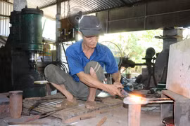 Giữ lửa nghề rèn ở phường An Bình. Ảnh: Ngọc Minh