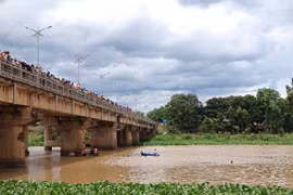 Tìm kiếm thiếu niên nhảy cầu Yang Trung. Ảnh: Bắc Hà