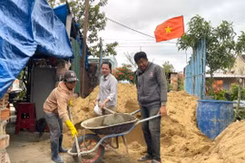 Chủ tịch Hội Liên hiệp phụ nữ xã Tân An hết lòng hỗ trợ hội viên nghèo xóa nhà tạm. Ảnh: Ngọc Minh