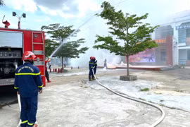 Thực tập phương án chữa cháy tại Trường THPT Nguyễn Trãi. Ảnh: Hà Bắc