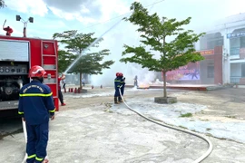 Thực tập phương án chữa cháy tại Trường THPT Nguyễn Trãi. Ảnh: Hà Bắc