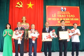 An Khê trao tặng Huy hiệu Đảng cho 25 đảng viên. Ảnh: Ngọc Minh