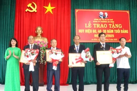 An Khê trao tặng Huy hiệu Đảng cho 25 đảng viên. Ảnh: Ngọc Minh