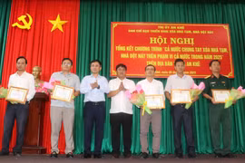 An Khê khen thưởng 11 tập thể, cá nhân xuất sắc trong phong trào thi đua xóa nhà tạm, nhà dột nát. Ảnh: Ngọc Minh