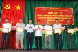 An Khê khen thưởng 11 tập thể, cá nhân xuất sắc trong phong trào thi đua xóa nhà tạm, nhà dột nát. Ảnh: Ngọc Minh