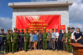 Ngày 8-1, Công an tỉnh Gia Lai phối hợp tổ chức lễ bàn giao 9 căn nhà "Chiến dịch Quang Trung" tại xã Đề Gi.