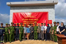 Ngày 8-1, Công an tỉnh Gia Lai phối hợp tổ chức lễ bàn giao 9 căn nhà "Chiến dịch Quang Trung" tại xã Đề Gi.