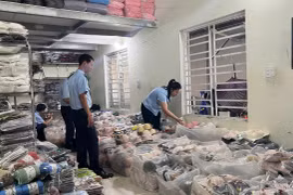 Lực lượng Quản lý thị trường Gia Lai phát hiện, tạm giữ gần 1.000 sản phẩm nghi giả mạo thương hiệu nổi tiếng.