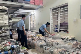 Lực lượng Quản lý thị trường Gia Lai phát hiện, tạm giữ gần 1.000 sản phẩm nghi giả mạo thương hiệu nổi tiếng.