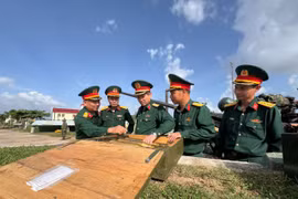 Trung tướng Lê Ngọc Hải (giữa) đến thăm, kiểm tra công tác huấn luyện, sẵn sàng chiến đấu của Lữ đoàn Phòng không 573.