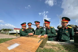 Trung tướng Lê Ngọc Hải (giữa) đến thăm, kiểm tra công tác huấn luyện, sẵn sàng chiến đấu của Lữ đoàn Phòng không 573.