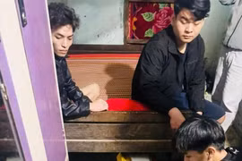 Tạm giữ hình sự 4 đối tượng về hành vi mua bán, tổ chức sử dụng trái phép chất ma túy.