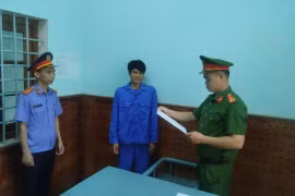 Trần Trọng Chiến (trú phường Hoài Nhơn Bắc) bị cơ quan Công an khởi tố, tạm giam sau khi rủ bạn đến nhà sử dụng trái phép chất ma túy.