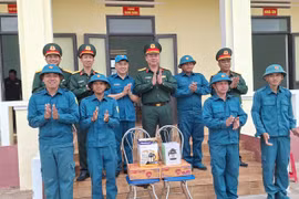 Đoàn công tác Bộ tham mưu Quân khu 5 kiểm tra các chốt dân quân thường trực tại 7 xã biên giới phía Tây tỉnh Gia Lai.