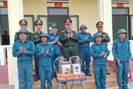 Đoàn công tác Bộ tham mưu Quân khu 5 kiểm tra các chốt dân quân thường trực tại 7 xã biên giới phía Tây tỉnh Gia Lai.