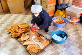 Cơ sở sản xuất bánh tráng dừa sấy tép M.T. (ở phường Tam Quan, Gia Lai) bị xử phạt 45 triệu đồng vì không tự công bố sản phẩm theo quy định.