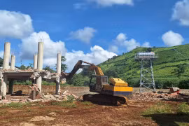 Tháo dỡ công trình “nhà rông bê tông” dưới chân núi lửa Chư Đang Ya