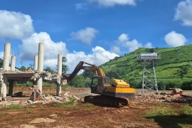 Tháo dỡ công trình “nhà rông bê tông” dưới chân núi lửa Chư Đăng Ya