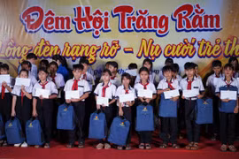 Tổ chức "Đêm hội Trăng rằm" cho thiếu nhi xã biên giới Ia Dom