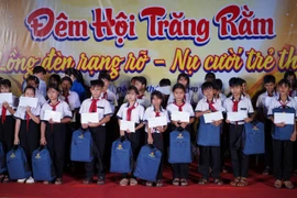 Tổ chức "Đêm hội Trăng rằm" cho thiếu nhi xã biên giới Ia Dom