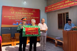 Bàn giao nhà trong “Chiến dịch Quang Trung” ở xã Tuy Phước