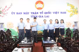 Đại diện Tập đoàn Xăng dầu Việt Nam trao bảng tượng trưng ủng hộ kinh phí 2 tỷ đồng cho đại diện Ủy ban MTTQ Việt Nam tỉnh Gia Lai. Ảnh: N.H