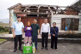 Phó Bí thư Tỉnh ủy Nguyễn Ngọc Lương đi thăm, trao quà cho người dân vùng bão, lũ 