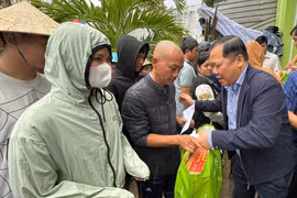 Phó Bí thư Đảng ủy MTTQ, các đoàn thể Trung ương Nguyễn Phi Long thăm hỏi, trao quà hỗ trợ nhân dân vùng lũ lụt.