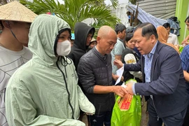 Phó Chủ tịch Ủy ban Trung ương MTTQ Việt Nam Nguyễn Phi Long thăm hỏi, trao quà hỗ trợ nhân dân vùng lũ lụt.